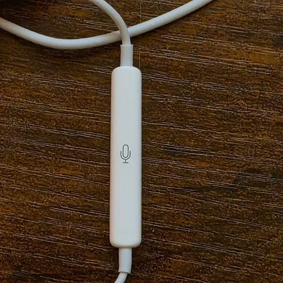 Apple iPhone EarPods Wired Earbuds 3.5mm Jack – White – Unused And Work Great - Picture 3 of 4